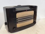 une radio à l'ancienne posée sur une table dans une pièce