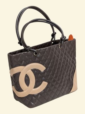 un sac noir orné d'un logo beige et noir