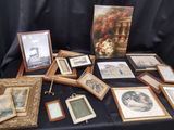 de nombreux cadres posés sur une table sur laquelle se trouvent des photos