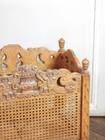 PANETIERE en bois naturel mouluré et sculpté à décor de fleu… (photo 3)