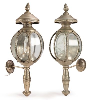 paire d'appliques murales anciennes en laiton avec des globes en verre