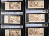 Quatre types de devises différents sont exposés dans une vitrine.