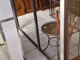une table sur laquelle se trouve une chaise, dans une pièce
