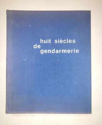 un livre bleu avec des inscriptions blanches, posé sur une surface blanche