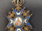 une médaille bleue et blanche ornée d'une étoile dorée