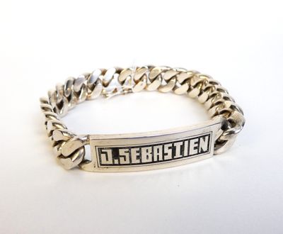 un gros plan sur un bracelet en argent portant l'inscription « libération »