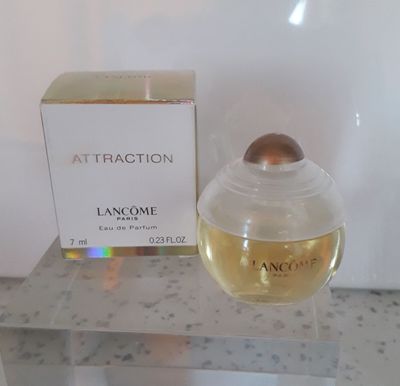 une photo d'un flacon de Lancomine Attraction à côté d'une boîte de Lancomine