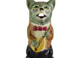 une figurine en céramique représentant un chat jouant de la guitare