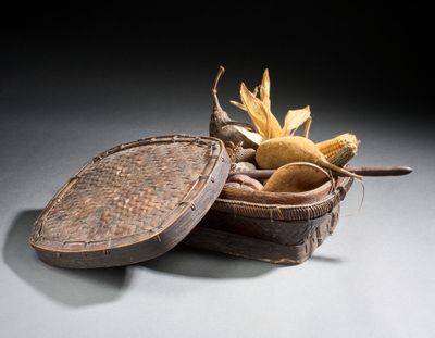un panier contenant du maïs et d'autres produits
