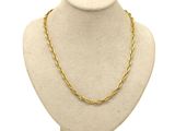 gros plan d'un mannequin portant un collier