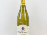 une bouteille de vin posée sur une table