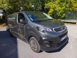 une camionnette grise garée sur le parking