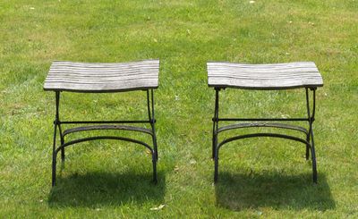 deux chaises posées dans l'herbe