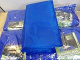 une pile de sacs en plastique bleus posée sur une table