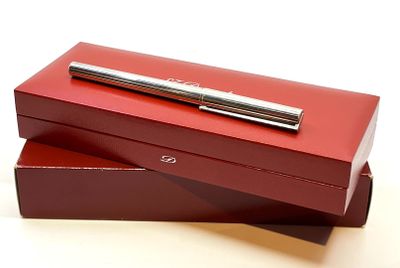 ST DUPONT. Roller en métal argenté à décor strié.