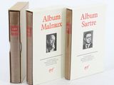 deux livres posés l'un sur l'autre sur une surface blanche