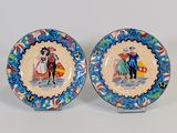 deux assiettes décoratives sur lesquelles sont représentés un homme et une femme