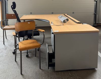 une photo représentant un bureau et une chaise dans un garage