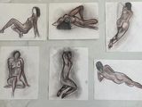 croquis d'une femme assise sur un lit, les jambes croisées