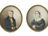 deux portraits d'un homme et d'une femme sont présentés dans un cadre en or