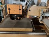 une machine posée sur une table dans une pièce