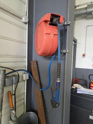 une photo représentant une borne d'incendie et un tuyau d'arrosage dans un garage