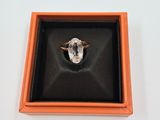 une bague qui se trouve dans une boîte sur une table