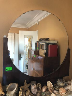 un miroir posé sur une commode
