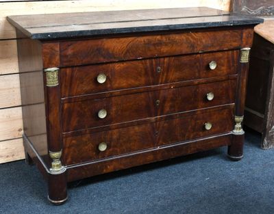 une commode en bois avec un plateau en marbre