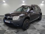 une photo d'une dacia grise garée sur un sol en damier