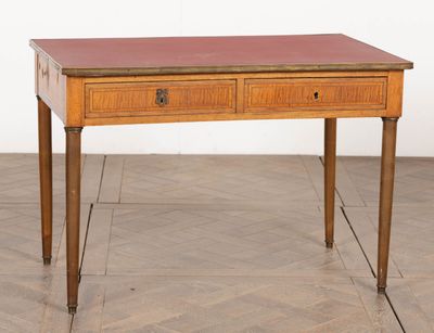 Petit bureau plat en bois de placage d'essences diverses.