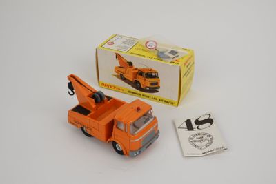 un petit camion orange équipé d'une grue à l'arrière