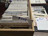 une boîte en bois remplie de nombreux papiers, posée sur un bureau