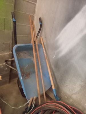 une brouette bleue et une brouette bleue dans une pièce