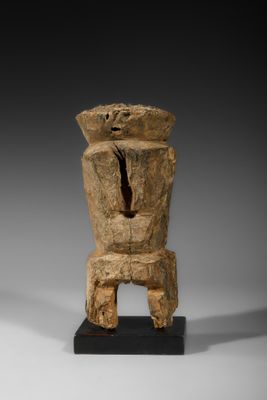 une sculpture en bois représentant un homme coiffé d'un chapeau