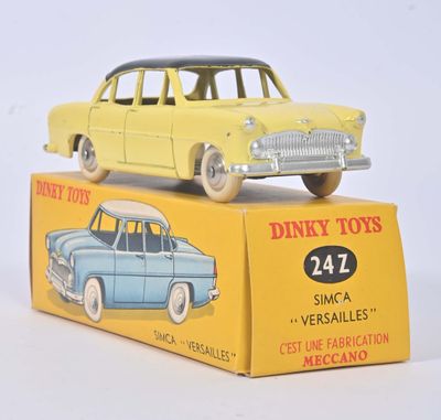 une petite voiture jaune et bleue posée sur une boîte en carton