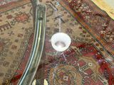 une table en verre avec un plateau en verre posée sur un tapis