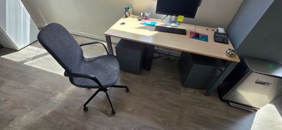 un bureau avec une chaise et un ordinateur dessus