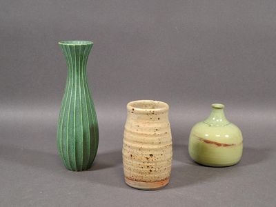 Réunion de trois petits vases en céramique. H. de 11 cm à 23…