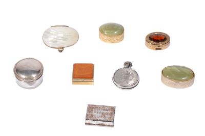 de nombreux types de bijoux différents posés sur un fond blanc