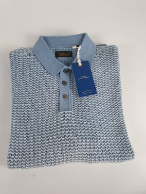 un polo avec un motif bleu et blanc sur le col