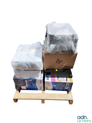de nombreux cartons posés sur une palette