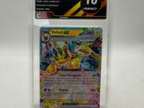 une carte Pokémon dans un étui en plastique transparent posé sur une surface blanche