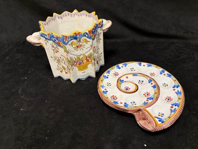 DESVRES - Rafraichissoir en faïence à décor polychrome d'une…