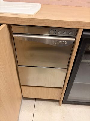 une photo d'une cuisine équipée d'un lave-vaisselle et d'un lave-vaisselle