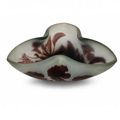 un saladier en verre orné d'un motif marron et blanc