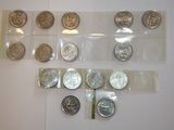 un lot de pièces de monnaie posées sur une table