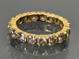 une image d'une bague en or et en diamant sur une surface noire