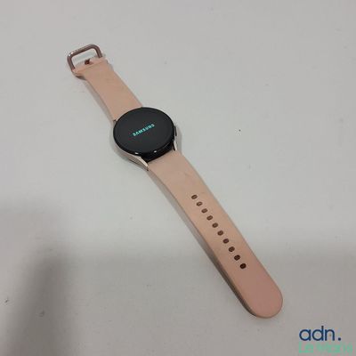 un gros plan d'une montre connectée posée sur une surface blanche