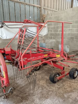 une photo d'un tracteur agricole rouge dans une grange